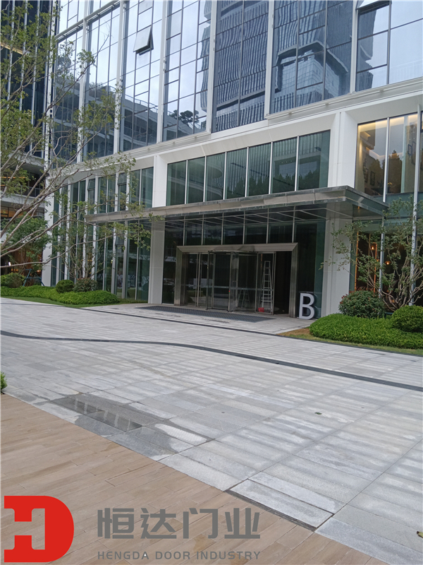 泰安市新泰市希尔顿欢朋酒店两翼豪华自动旋转门及地弹簧门